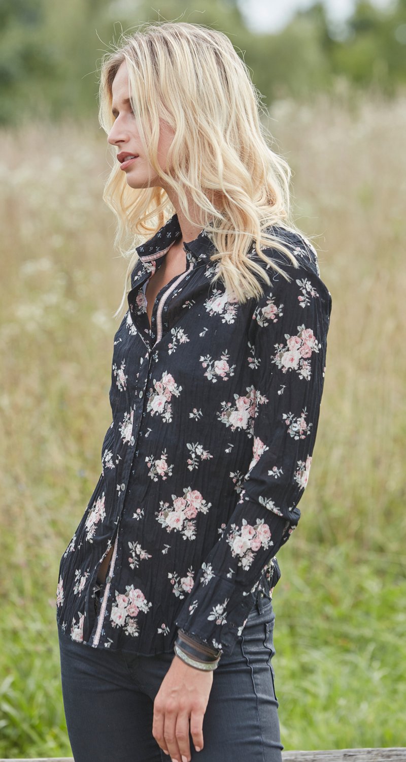 A model wears a CINO Vintage Rose Black button-down shirt.