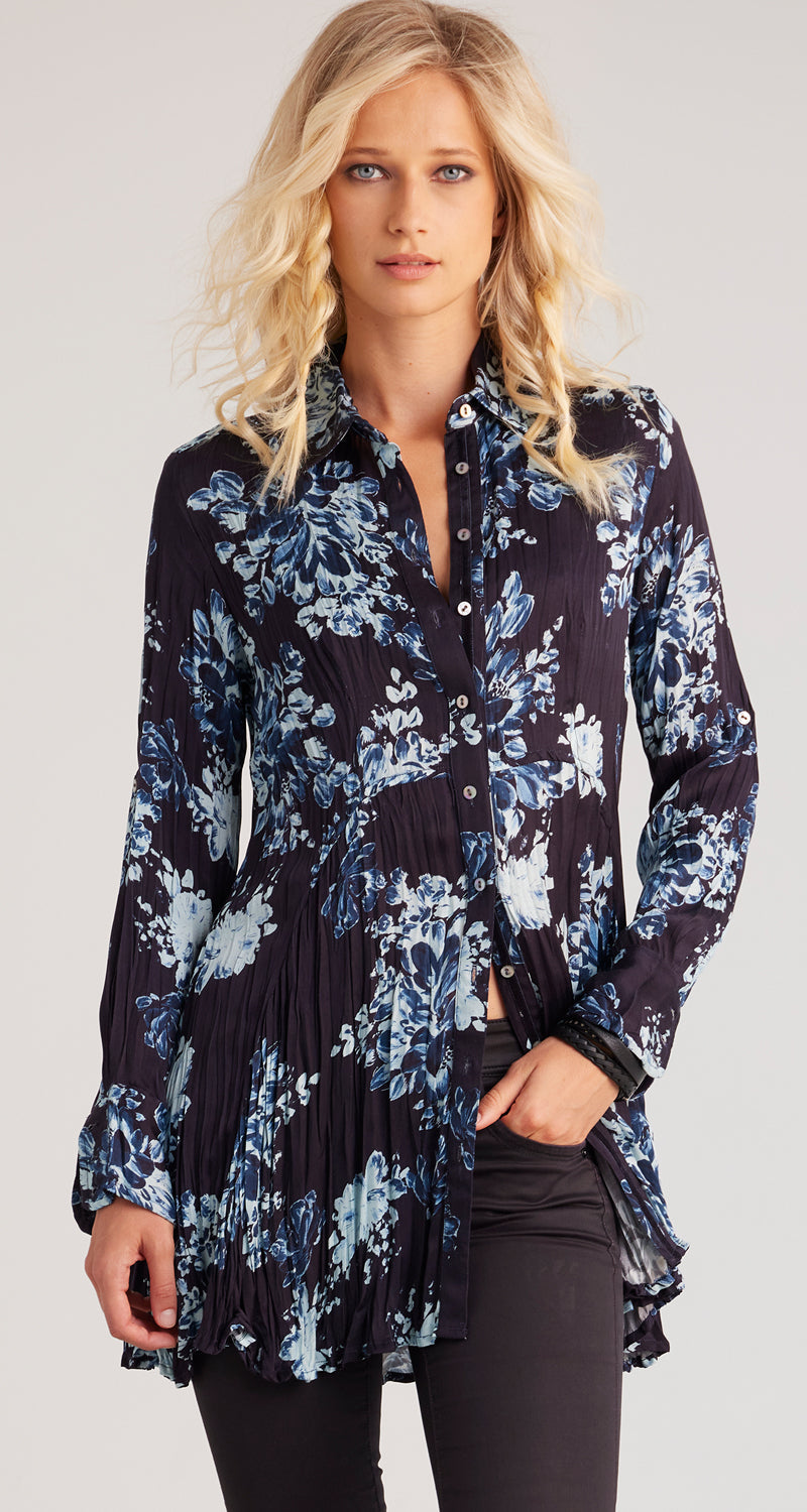 A model wears a CINO Fog Blue Sommerset button-down Tunic