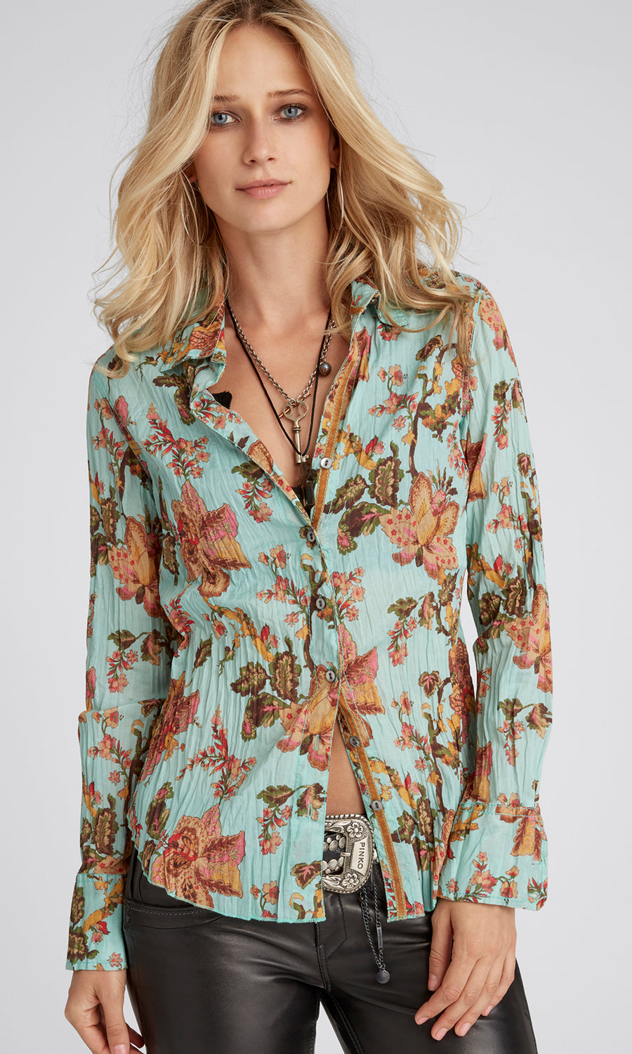 A model wears a CINO Polynesia Azul button-down Shirt